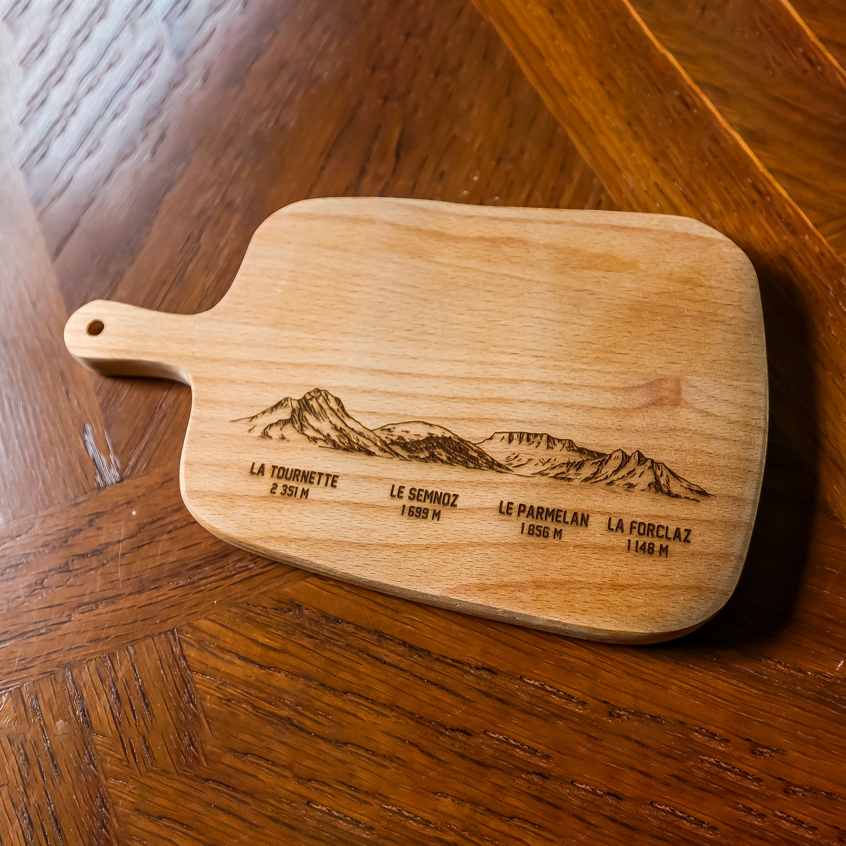 Planche en bois gravée – Sommets d’Annecy | La Tournette, Semnoz, Parmelan, Forclaz